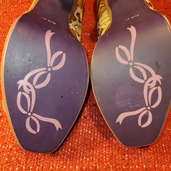 Poetic License Gold Genuine Leather Peek A Boo peep toe pumps. - Picture 10 of 14